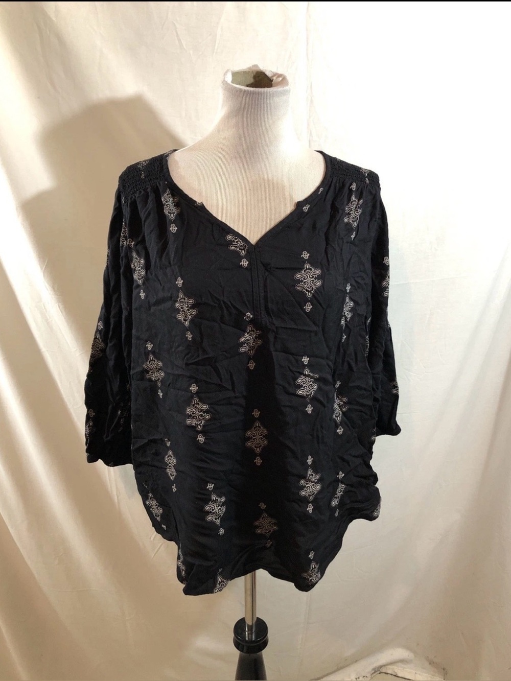 Sonoma Black 3/4 Sleeve Pullover Top, Gray Design - Womens XL, Bust 20”